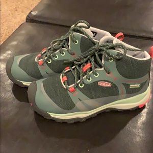 NWOT Keen Terradora girls’ size 1 hiking boots